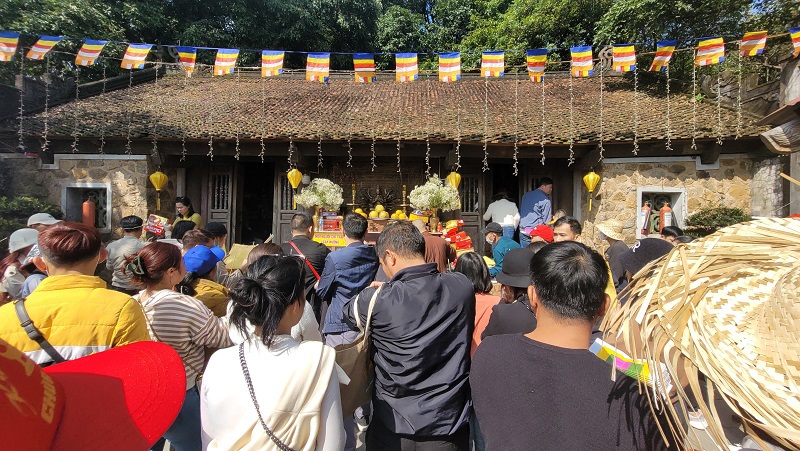 Touristen bringen in der Huong Tich Pagode Weihrauch dar und beten, um für Frieden, Glück und Erfolg in allen Dingen zu beten.