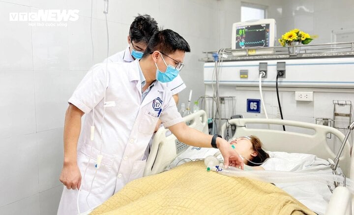 Maître, le docteur Nguyen Dang Quan vérifie la santé du docteur Linh. (Photo : Nhu Loan)