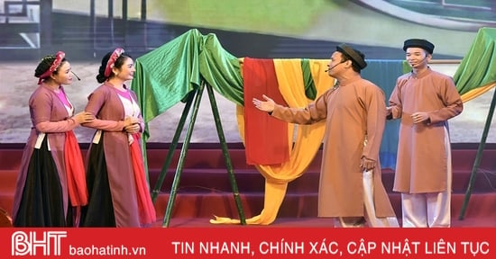 Xem tiết mục dân ca ví, giặm “Phường vải đêm trăng”