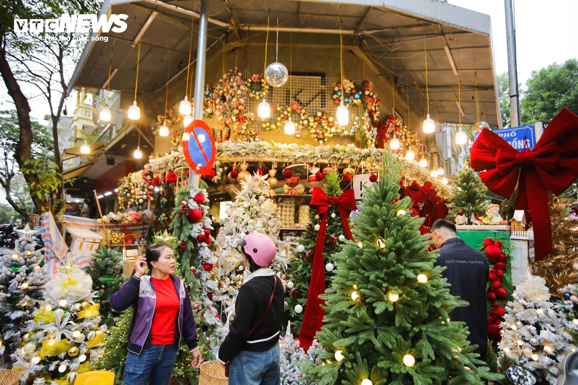 Les jeunes de Hanoi se déguisent pour « s'enregistrer » pour Noël en avance dans la rue Hang Ma - 13