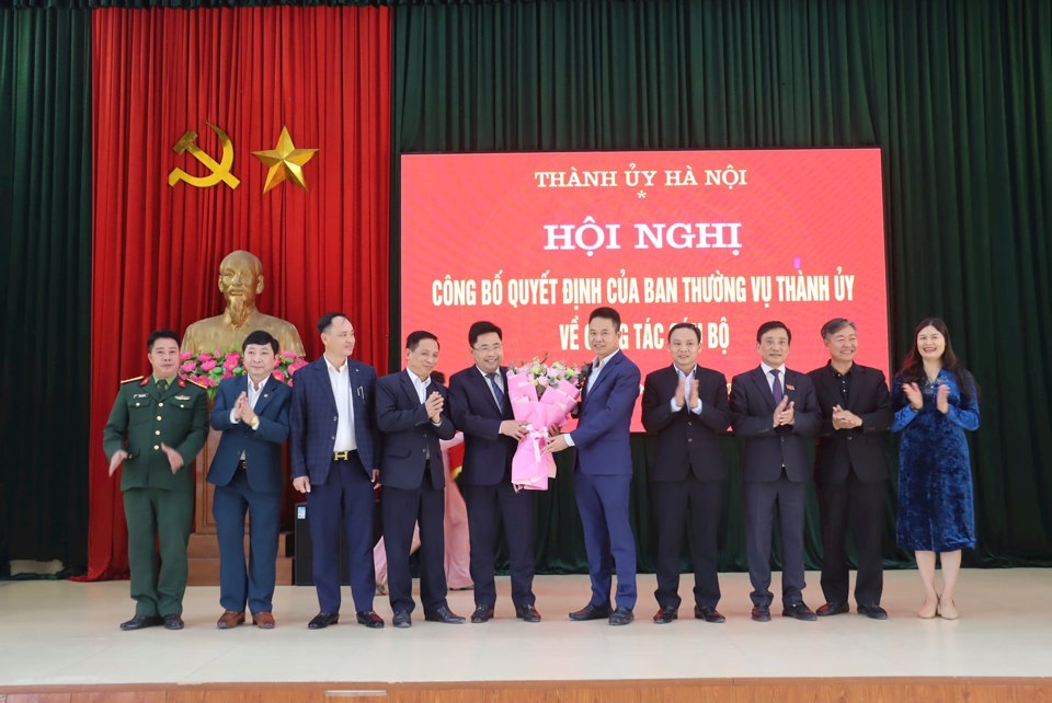 Los líderes del distrito de Phu Xuyen entregaron flores para felicitar al camarada Nguyen Manh Huy.