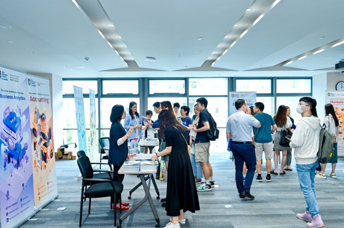 นักศึกษาเข้าร่วมงาน Open House ของ HKU ที่เซินเจิ้น ภาพ: HKU
