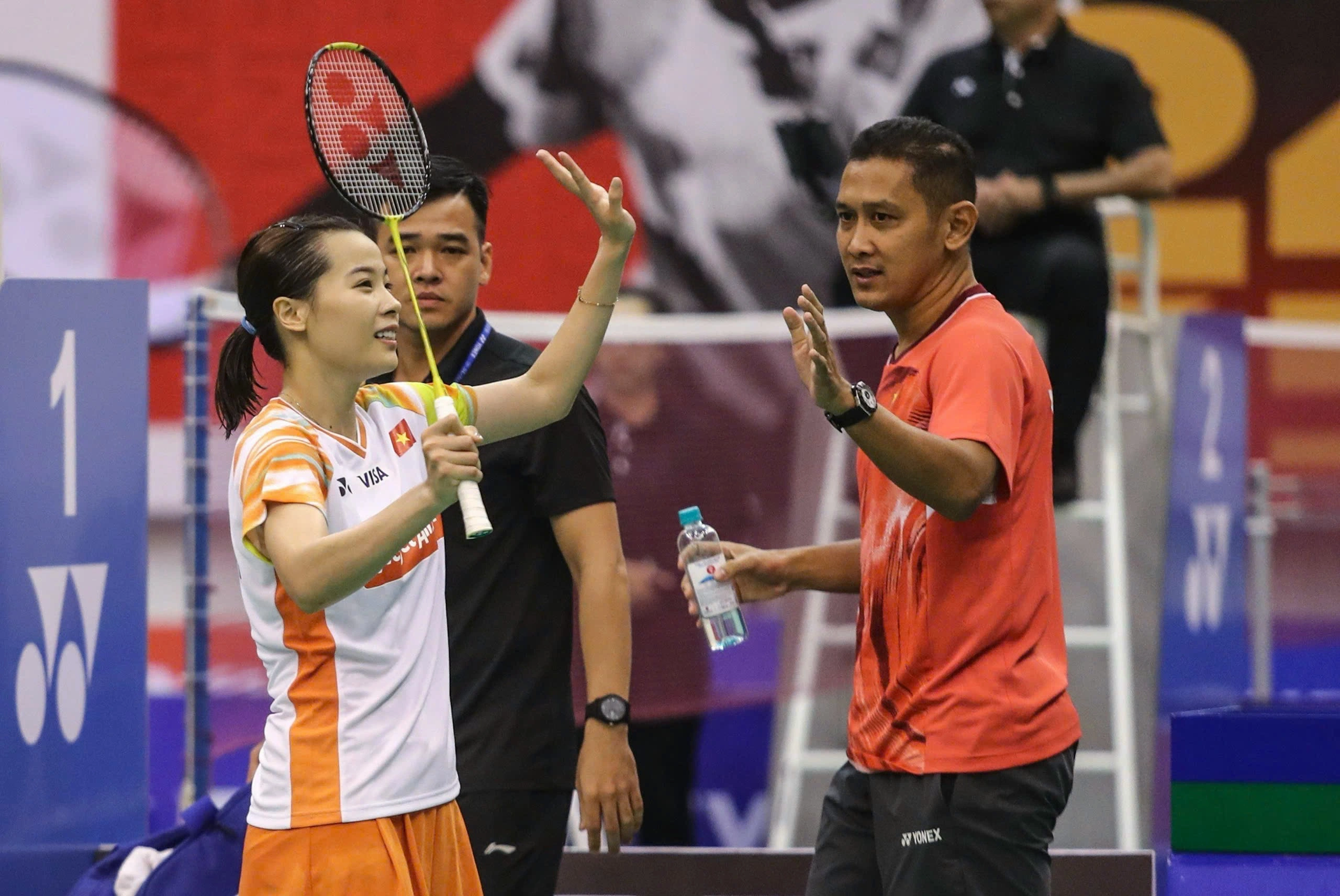 Contrasting emotions of two top Vietnamese tennis players