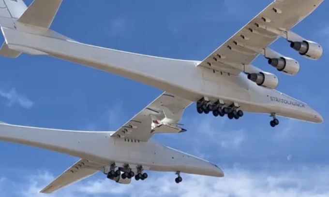 Das Roc-Flugzeug fliegt am 3. Dezember mit dem experimentellen Hyperschallfahrzeug TA-1 in Kalifornien. Foto: Stratolaunch