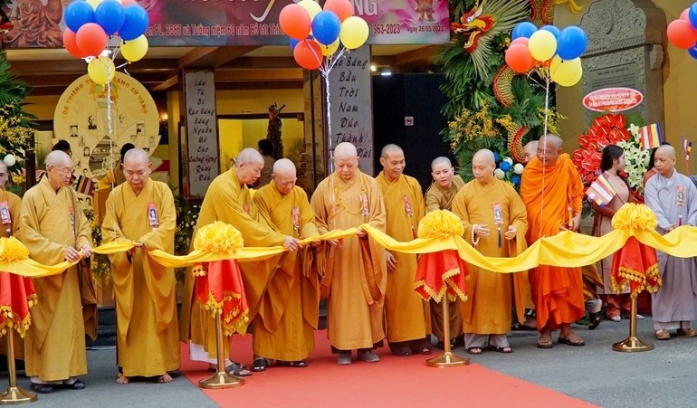 Cắt băng Khai mạc Triển lãm 'Lửa thiêng rực sáng sử vàng'. (Nguồn: baogiacngo)