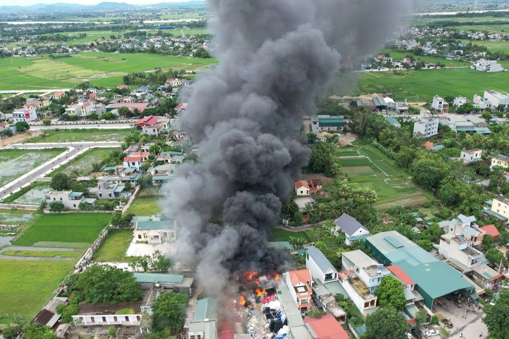 Cháy lớn bãi phế liệu ở Sầm Sơn - 1