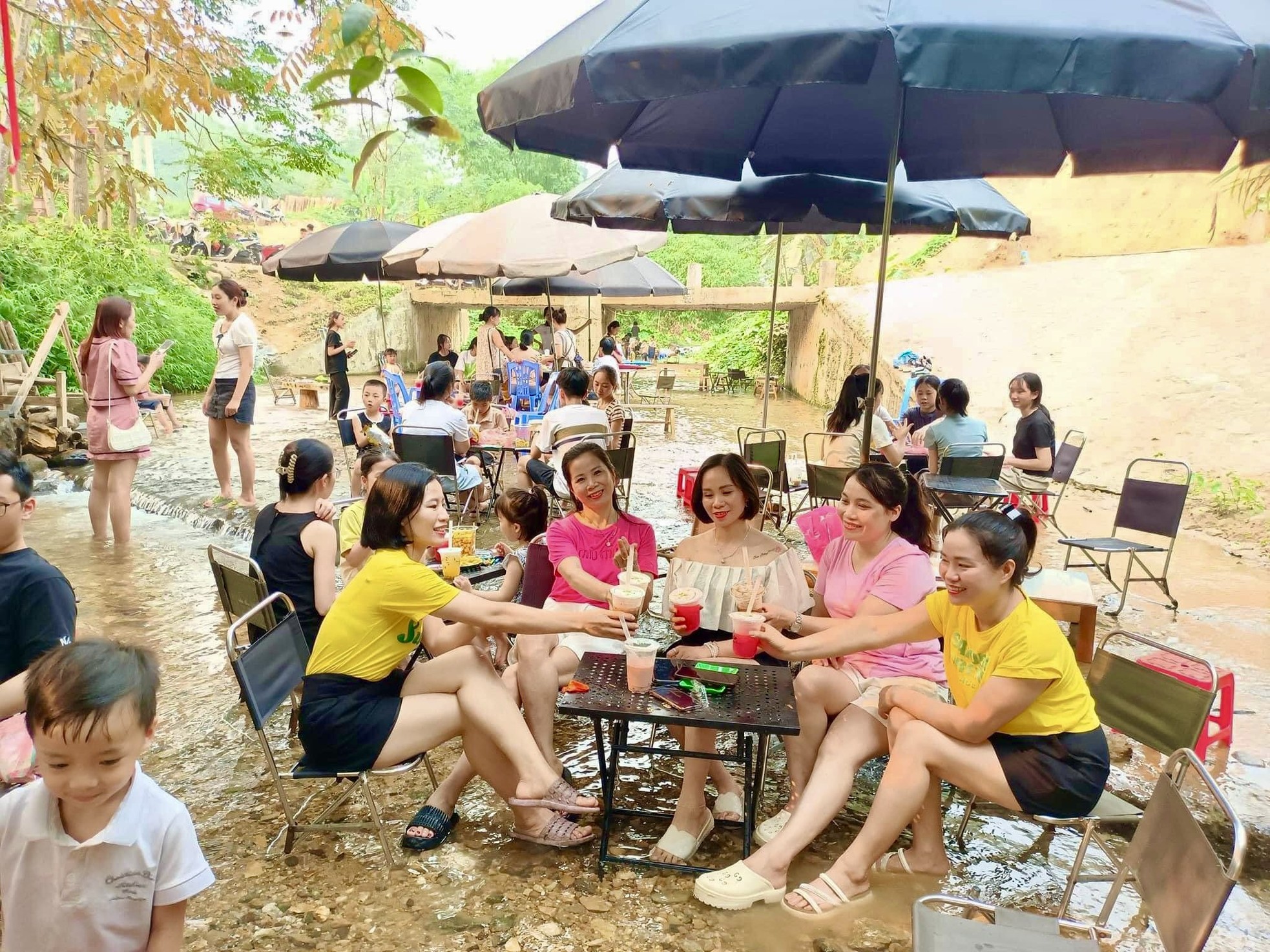 Young people invite each other to go up the mountain to avoid the heat: Eat grilled chicken, drink coffee by the stream photo 1