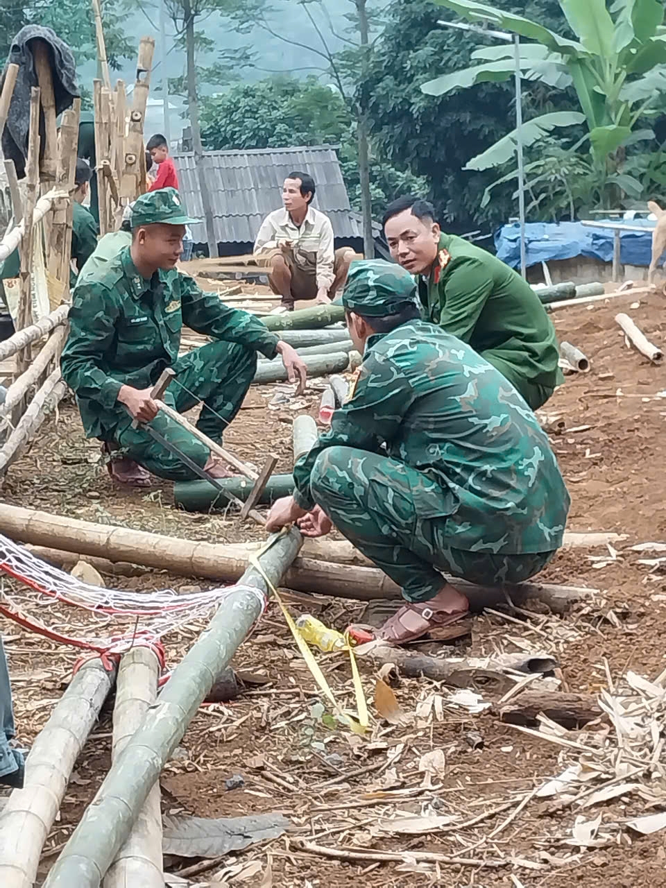 Lực lượng vũ trang giúp dân làm nhà cho hộ nghèo, hộ gia đình chính sách, hộ còn khó khăn về nhà ở tại bản Ho, xã Hiền Kiệt