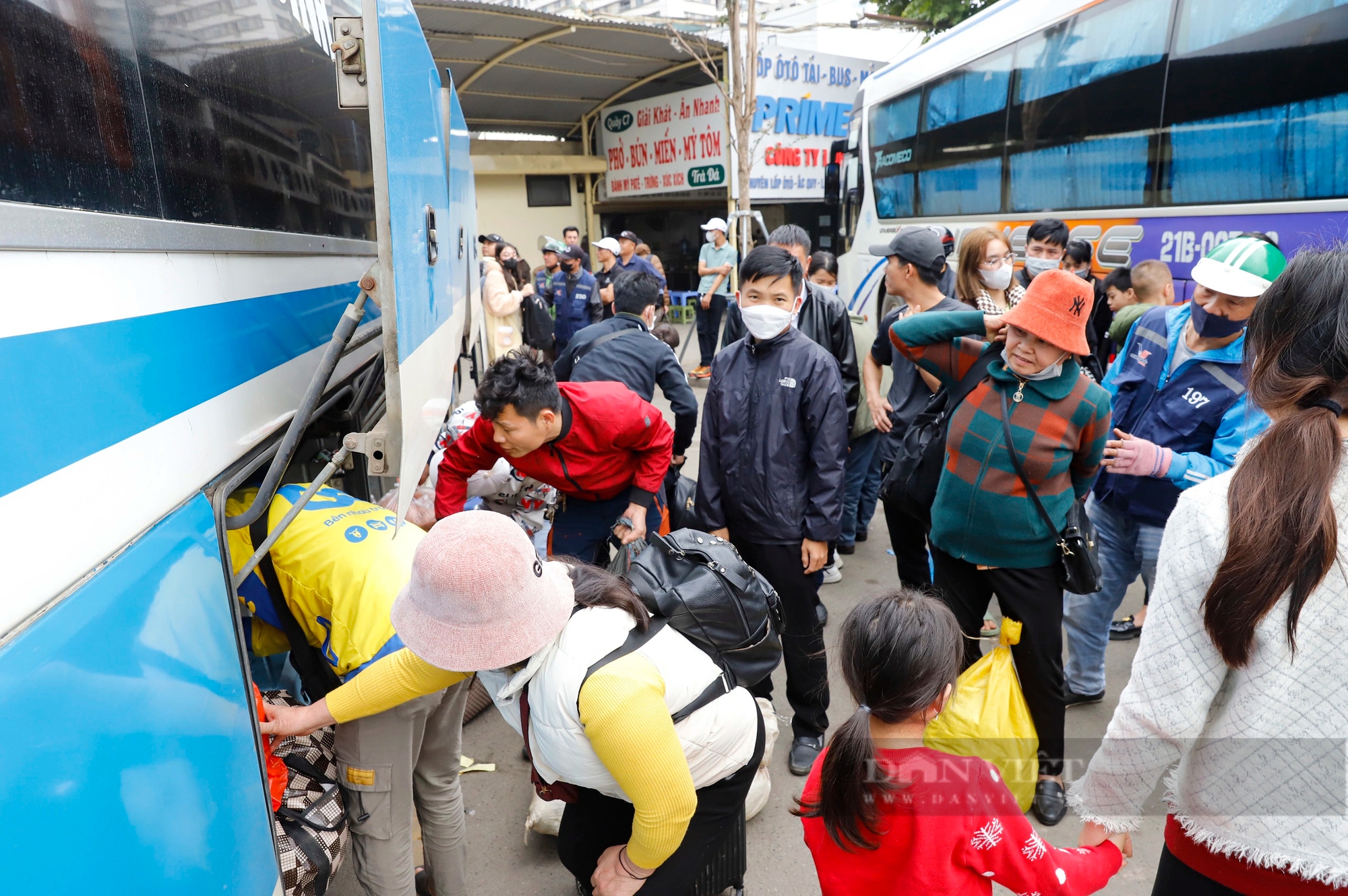 Hàng đoàn người ùn ùn nối đuôi nhau trở lại Hà Nội sau kỳ nghỉ Tết Nguyên đán 2024- Ảnh 13.