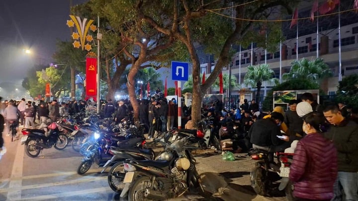 人々は午後から列を作り、チケットを買うために夜通し起きていました。（写真：チュオン・クアン）