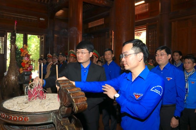 Delegation of Ly Tu Trong Award offered incense to commemorate President Ho Chi Minh photo 6