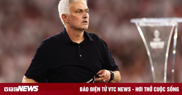 Lần đầu thua chung kết, Mourinho ném huy chương bạc lên khán đài