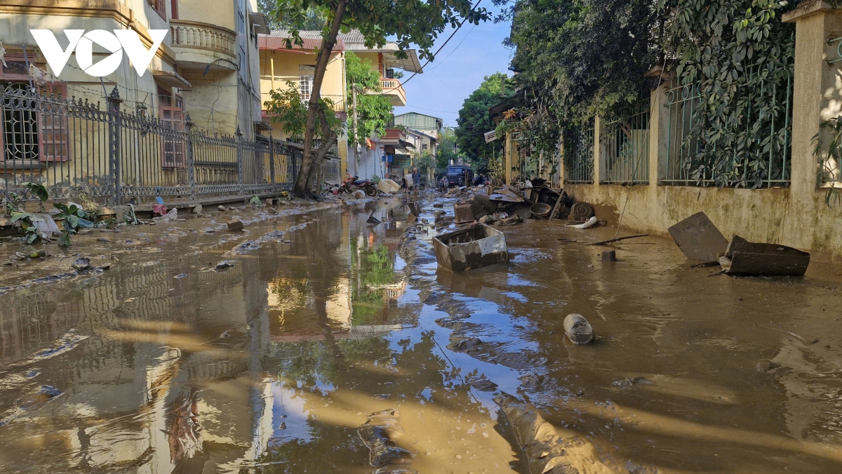 thanh pho yen bai ngay thu hai sau nuoc rut phai mat ca tuan de don dep bun dat hinh anh 7