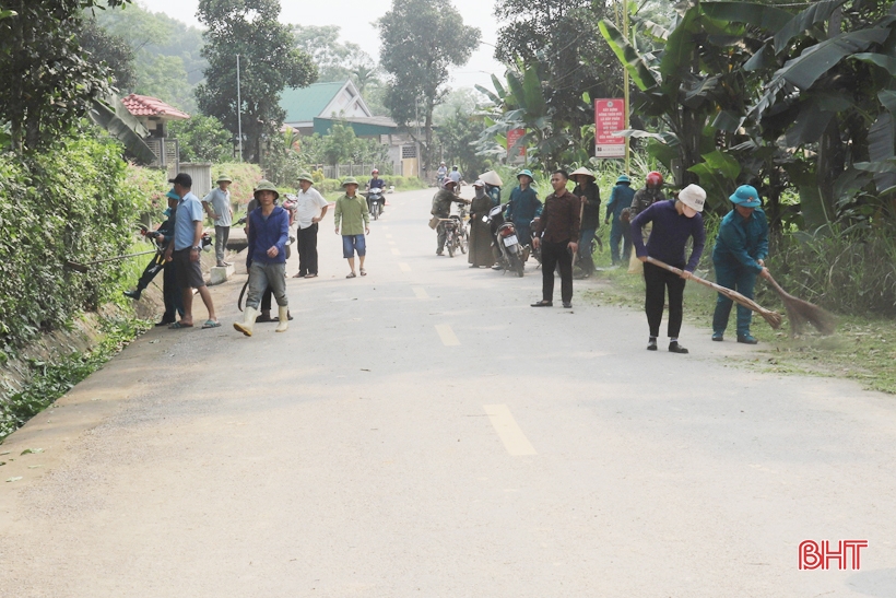 Dorfvorsteher in Ha Tinh gibt den Menschen „Vorschuss“ für den Bau neuer ländlicher Gebiete
