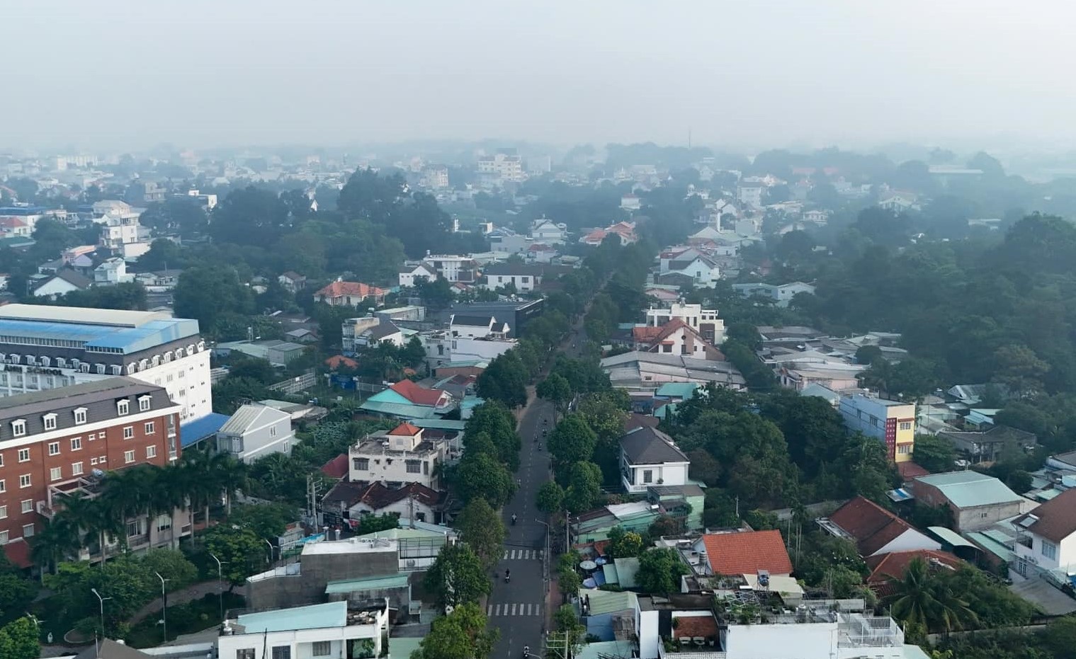 អ័ព្ទក្រាស់នៅ Binh Duong ត្រជាក់ និងអ័ព្ទដូច Da Lat រូបថត ៣