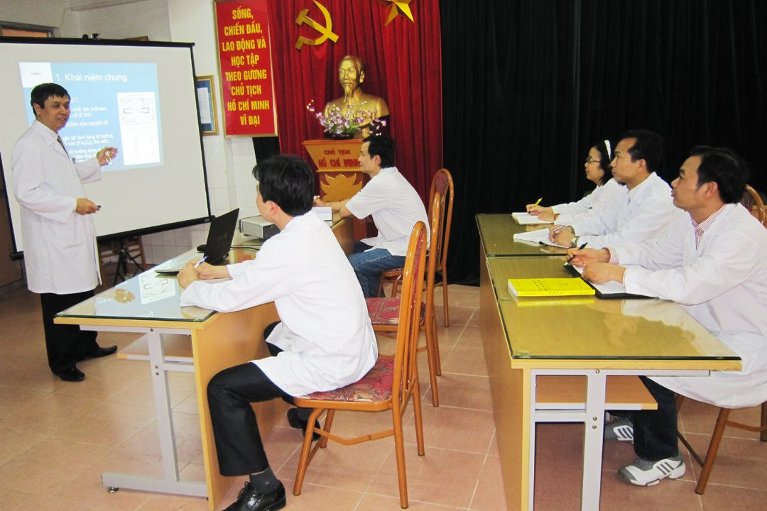 ns-trong-luu_5_giang-bai-cho-sinh-vien.jpg