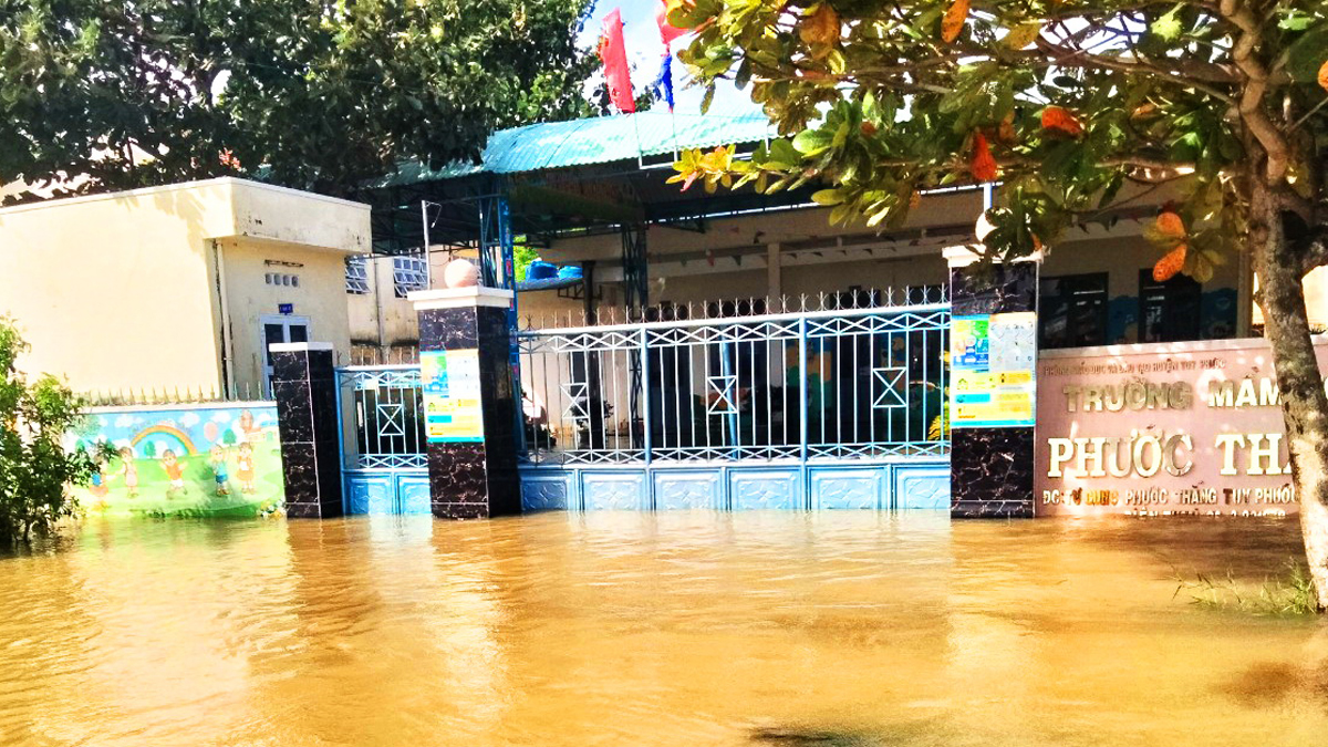 Bình Định: Nhiều trường phải dừng kỷ niệm ngày Nhà giáo Việt Nam vì mưa lũ - Ảnh 6.