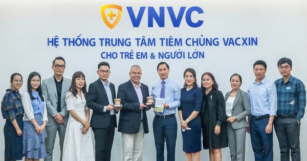 Giáo sư Hiệp sĩ Jonathan Van Tam đến Việt Nam trao đổi về y khoa