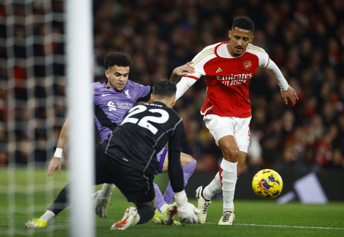 Trung vê Arsenal Saliba ngăn tiền đạo Luis Diaz trong trận thắng Liverpool 3-1 trên sân Emirates ở vòng 23 Ngoại hạng Anh ngày 4/1. Ảnh: Reuters