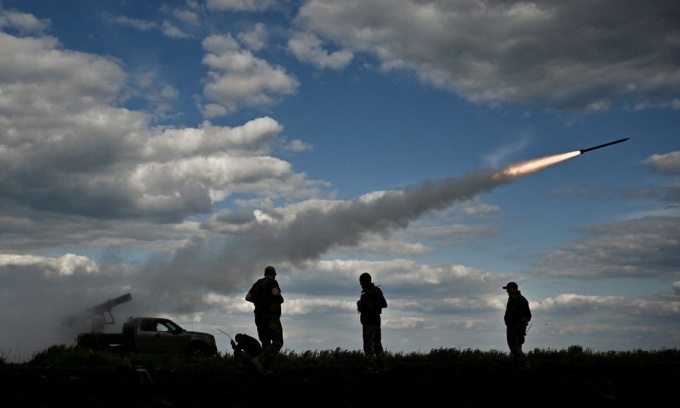 Ukrainian soldiers fire at Russian military positions in the Zaporizhzhia region. Photo: Reuters