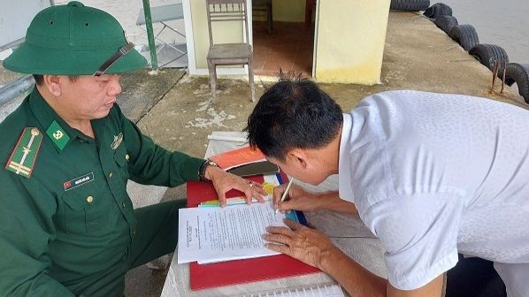 Les gardes-frontières de Nghe An ont incité les pêcheurs à signer un engagement à ne pas violer les réglementations INN.