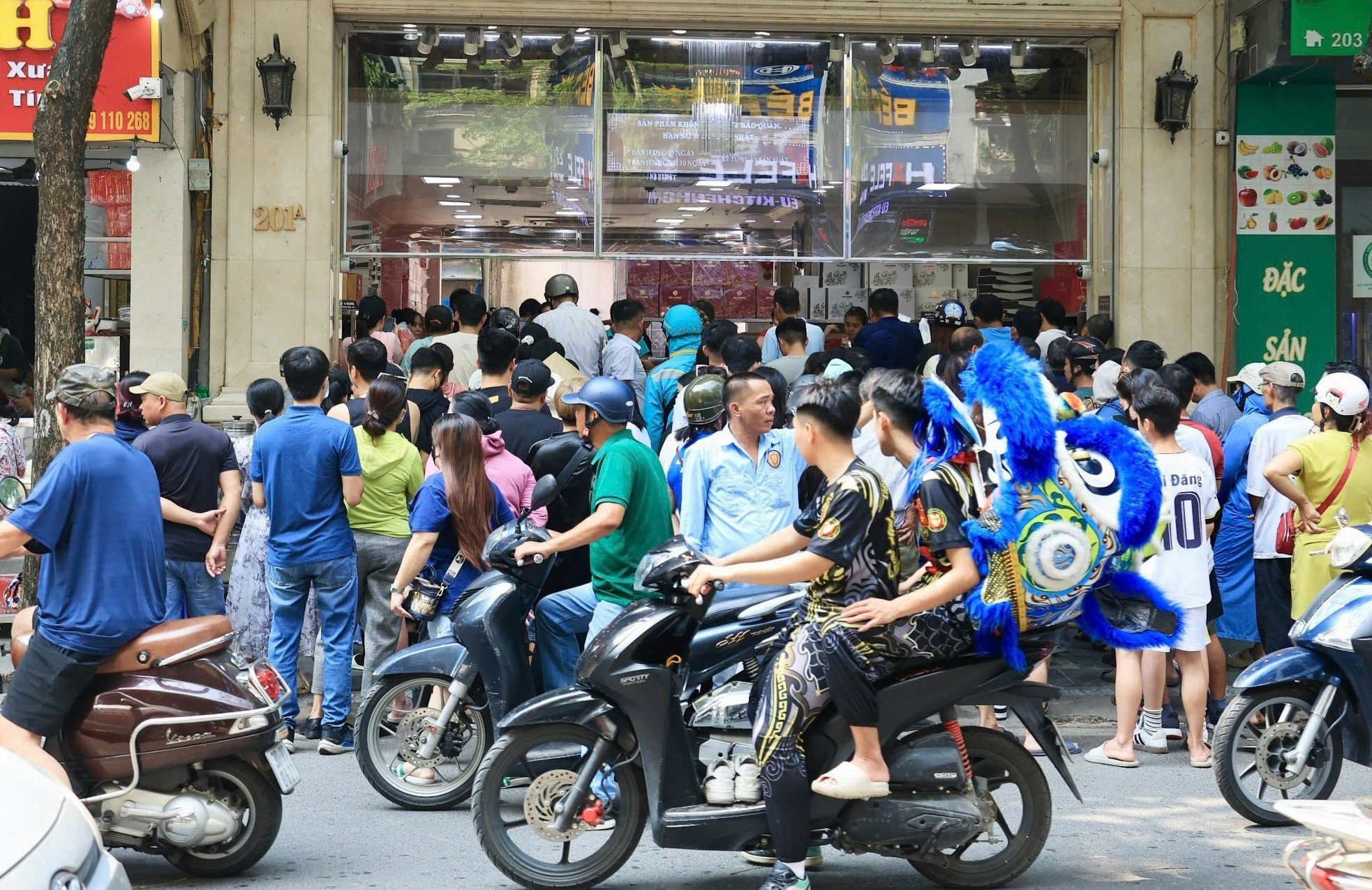 People line up to buy traditional moon cakes on Thuy Khue street photo 1