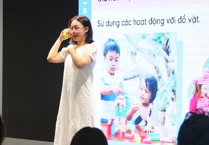 Budding Bean Vietnam 社の代表が、1.5 歳から 3 歳までの子供向けの Tiny Bean English プログラムの優れた特徴を紹介します。