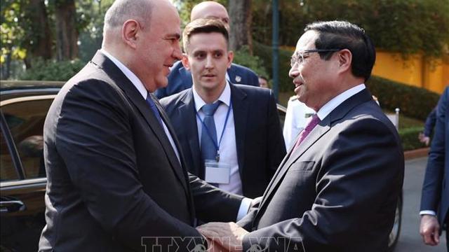 El Primer Ministro Pham Minh Chinh presidió la ceremonia de bienvenida al Primer Ministro de la Federación de Rusia.