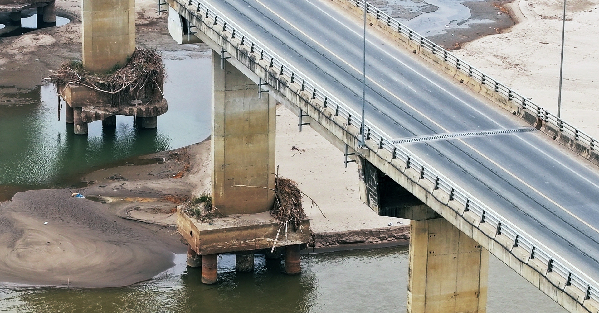 La rivière Rouge s'assèche, exposant les fondations du pont d'un milliard de dollars reliant Hanoi à Phu Tho