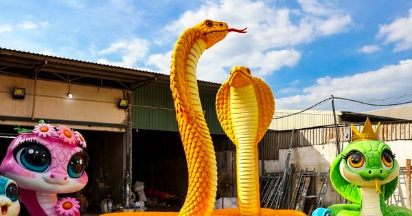 Admire the giant snake mascot worth 500 million VND in Ho Chi Minh City