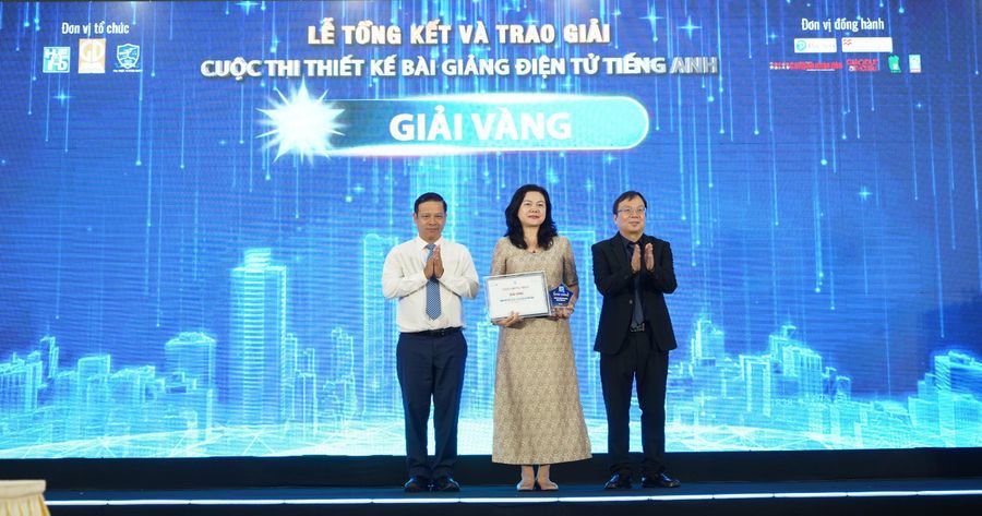 The Organizing Committee representative awarded the Gold Prize to the Hanoi Department of Education and Training.