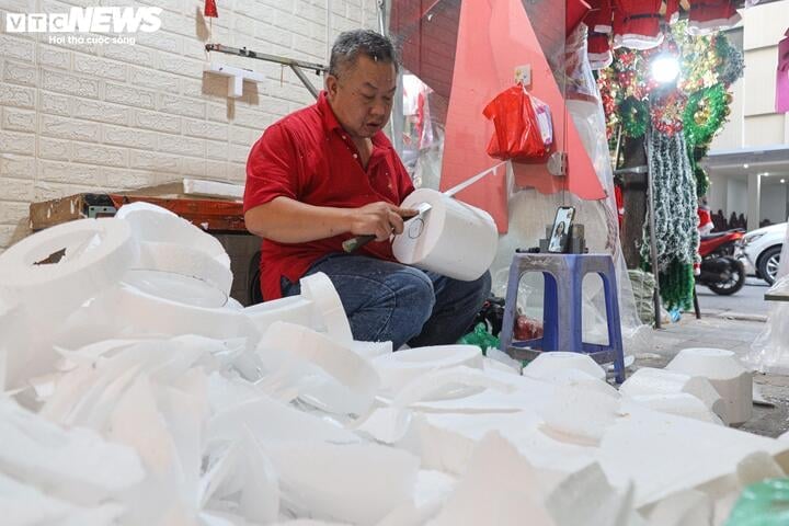 La fabrication de bonhommes de neige à Hanoi rapporte beaucoup d'argent pendant la période de Noël - 6