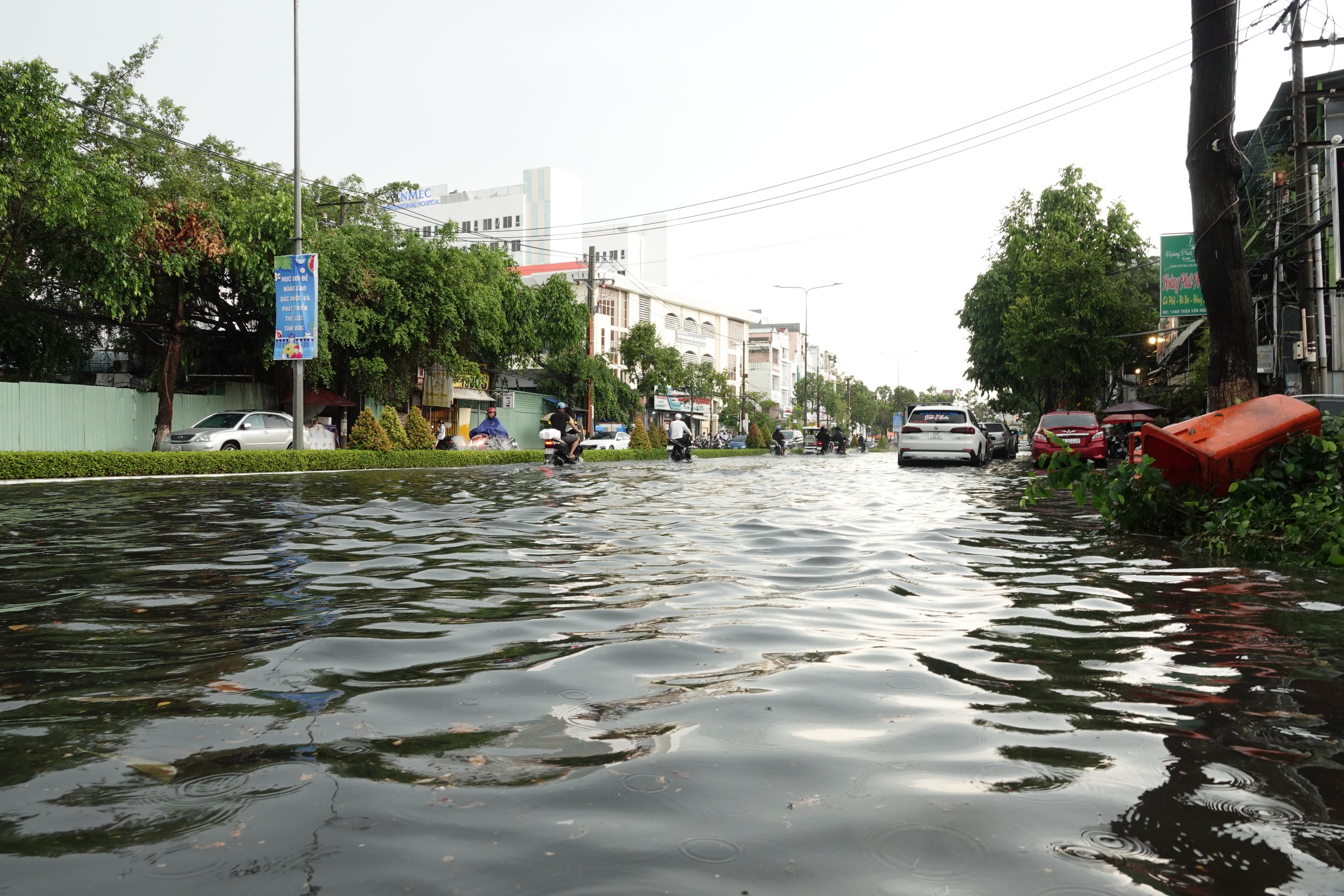 Cần Thơ ngập lênh láng sau cơn mưa lớn đầu mùa kèm giông lốc- Ảnh 5.