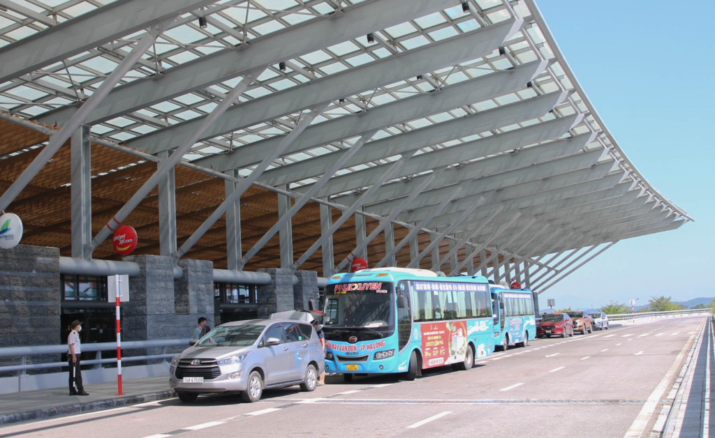 Image of buses and private vehicles parked at the departure terminal of Van Don International Airport