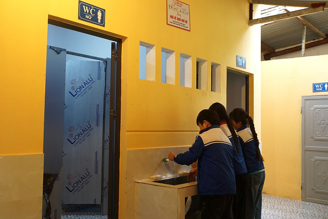 The new spacious, bright and clean toilets contribute to taking care of the health of students at Bac Quynh Primary School, helping them feel more comfortable and confident when going to school.