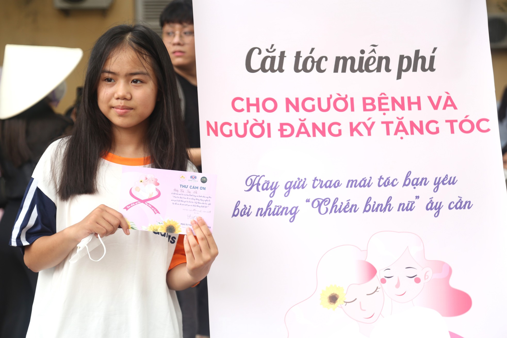 រូបភាពកុមារីអាយុ ៤ឆ្នាំ បរិច្ចាគសក់ដល់អ្នកជំងឺមហារីក រូបថត ១១