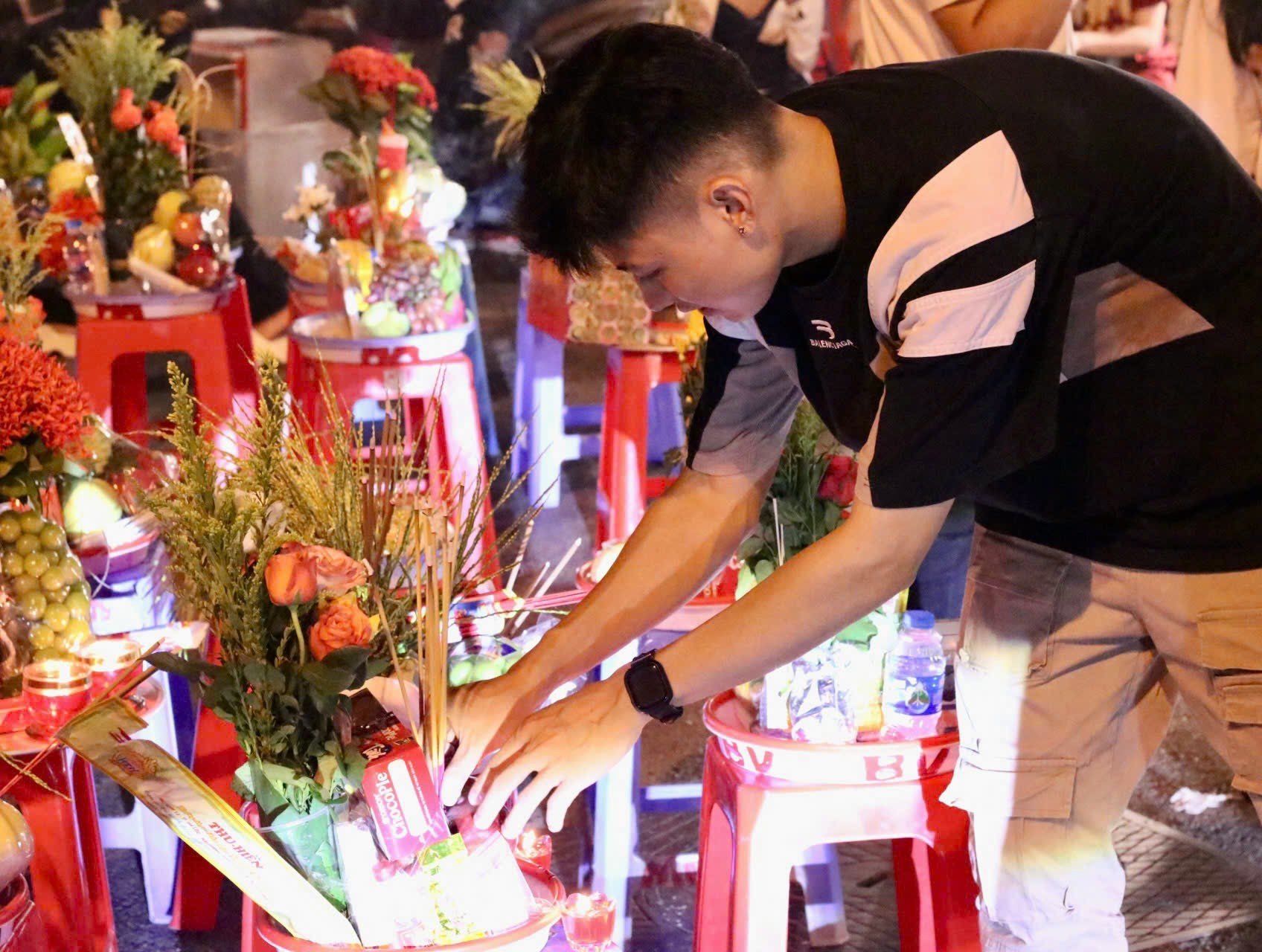 Die Jugendlichen von Hanoi laden sich gegenseitig zum Tay Ho-Tempel ein, um am 15. Tag des 7. Mondmonats im Morgengrauen zu beten. Foto 5