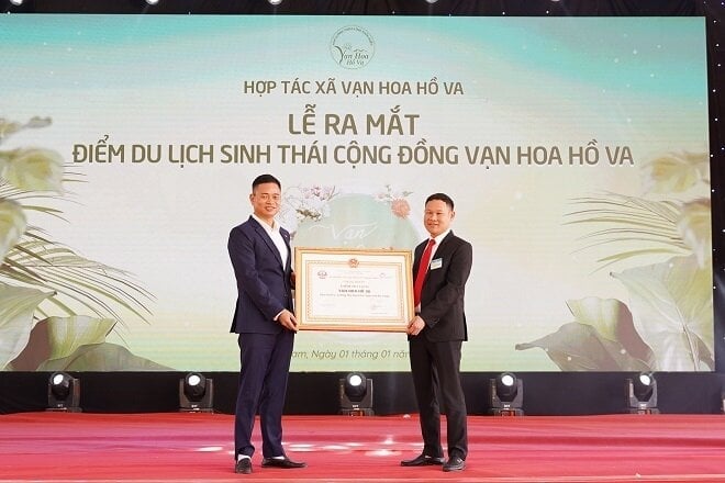 Herr Truong Quang Hai, Direktor des Ministeriums für Kultur, Sport und Tourismus der Provinz Bac Giang, verlieh die Auszeichnung als Touristenziel Van Hoa Ho Va.