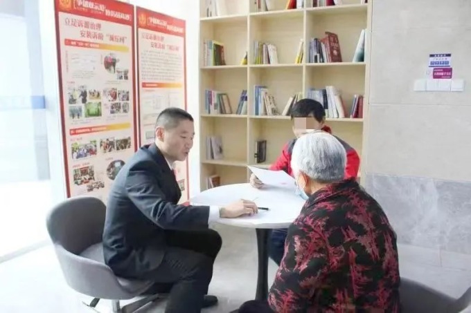 Bà Tùng Huệ Ngọc trong buổi làm việc trả hết nợ tại tòa án Như Cao ngày 26/4. Ảnh: The Paper