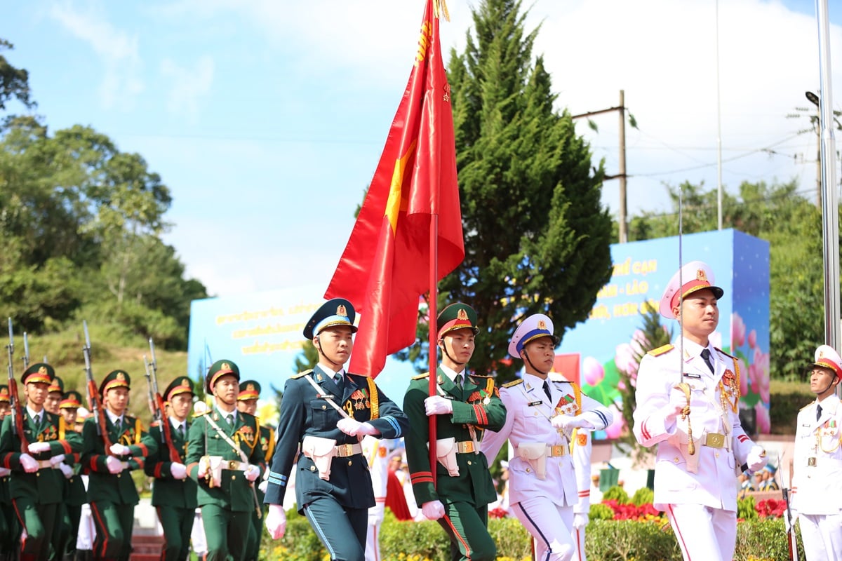 Đại tướng Phan Văn Giang và Bộ trưởng Quốc phòng Lào duyệt đội danh dự tại Sơn La- Ảnh 6.