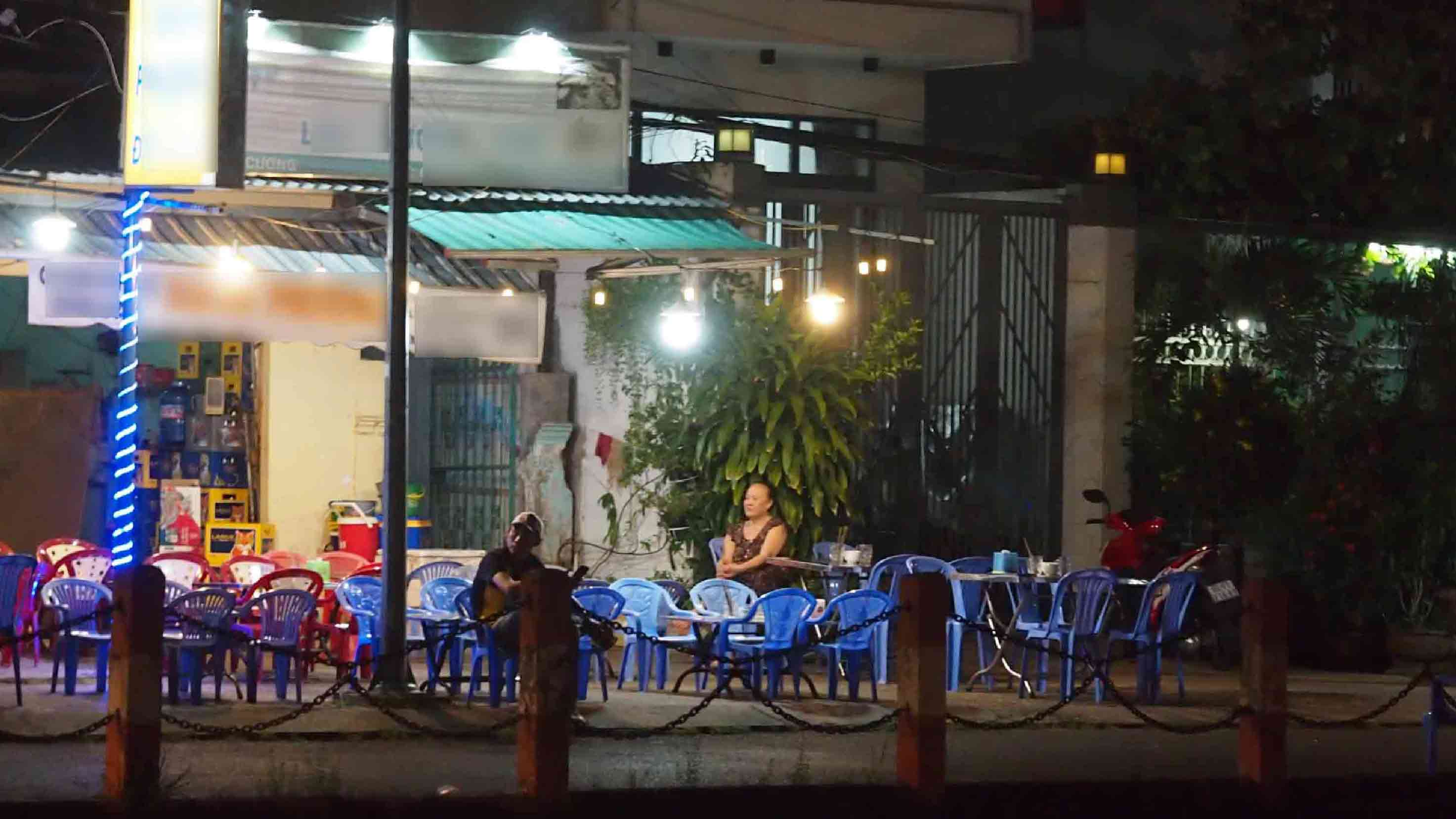 Mehr als ein halbes Jahr nach der Eröffnung ist die Food Street immer noch verlassen, was es für viele Menschen schwierig macht, Geschäfte zu machen. Foto: Bich Ngoc