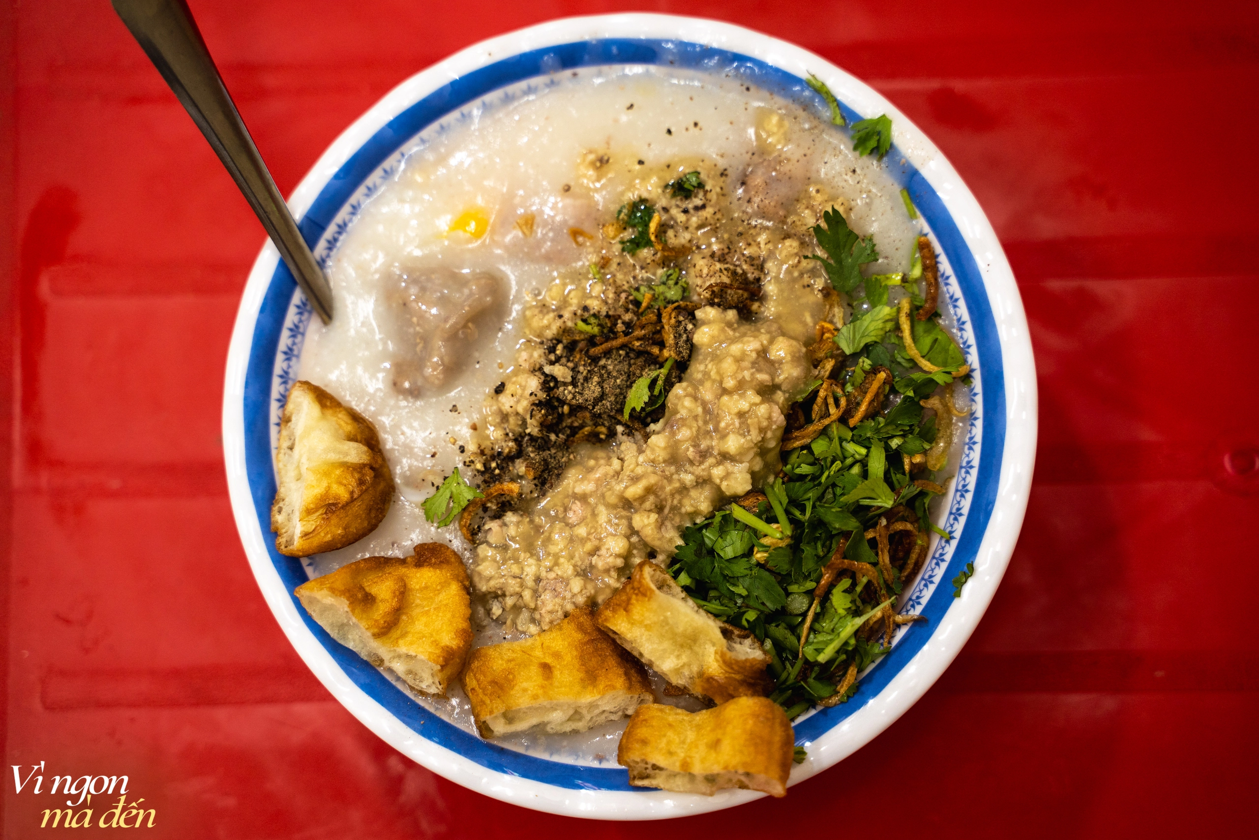 Tiệm cháo sườn "gây thương nhớ" bởi nước xốt thịt trứ danh, khách mua nườm nượp bán không ngơi tay - Ảnh 3.
