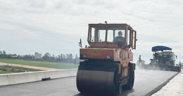 Les premiers mètres d'asphalte ont été posés sur l'autoroute Chau Doc - Can Tho.