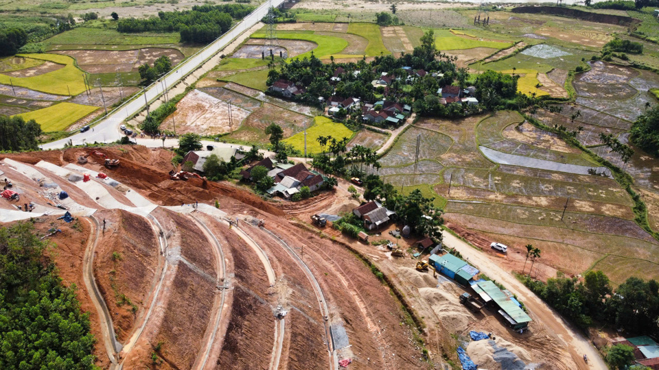 El proyecto para superar las consecuencias de los desastres naturales y deslizamientos de tierra en el área residencial de Van Ca Vai se inició el 15 de julio bajo la orden de construcción de emergencia.