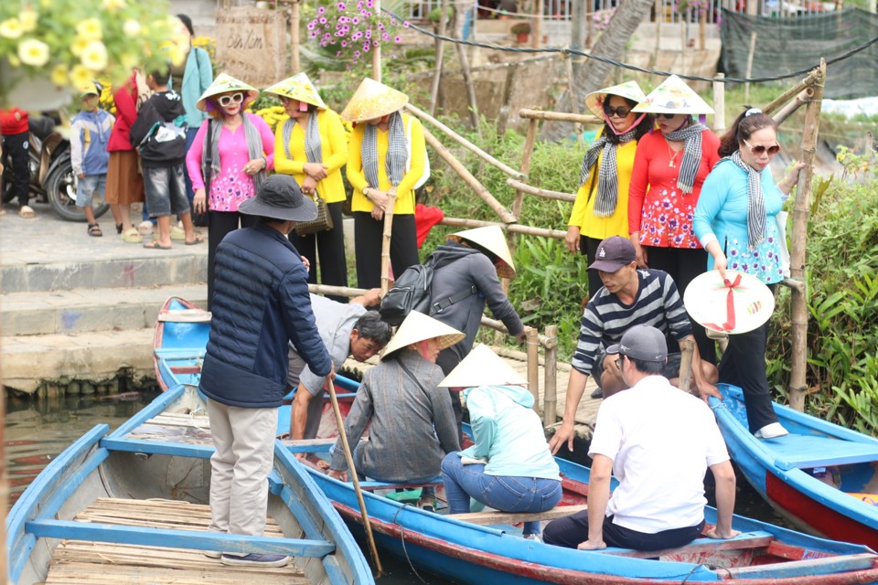 According to tourists' feedback, at Tinh Khe coconut forest tourist destination, there is still a situation of towing and the service is not safe.