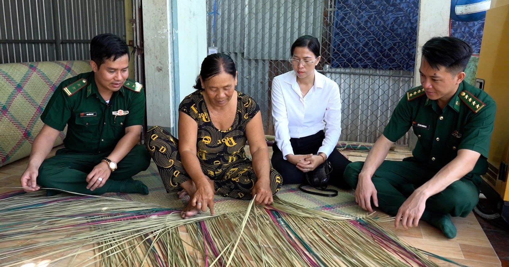 Soldados con uniformes verdes cuidan la vida de las minorías étnicas en las zonas fronterizas