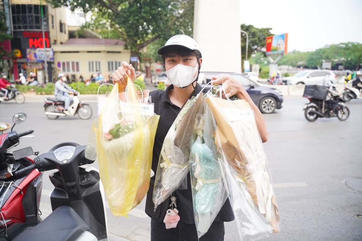 Diversified flower and gift market for Vietnamese Teachers' Day November 20, photo 19