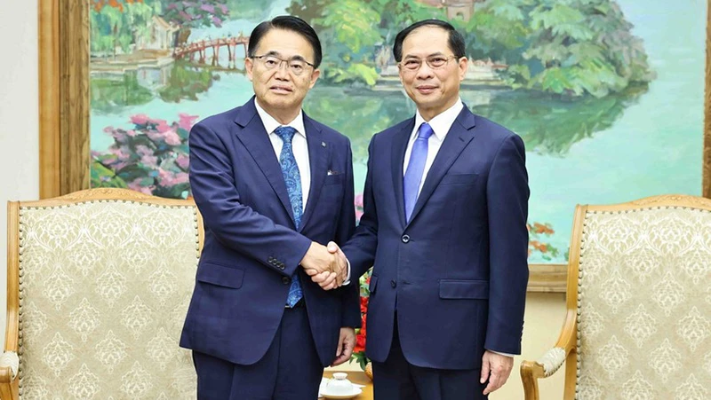 Deputy Prime Minister and Minister of Foreign Affairs receives Governor of Aichi Prefecture, Japan