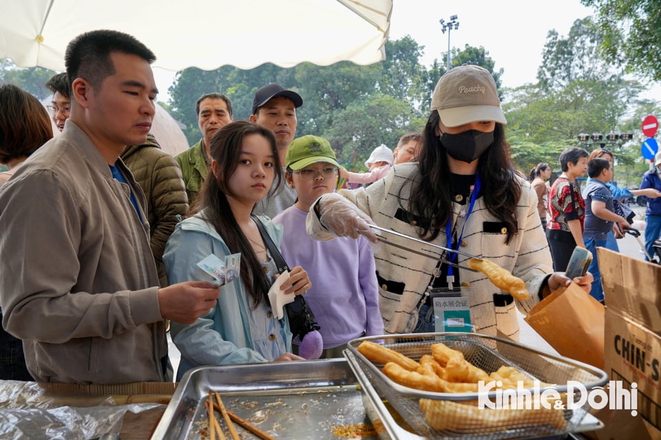 បន្ទះ​ខ្ទះ​ចៀន​ត្រូវ​បាន​គេ​ធ្វើ​នៅ​លើ​តុ ចៀន​ហើយ​រីករាយ​នៅ​ទីនេះ។