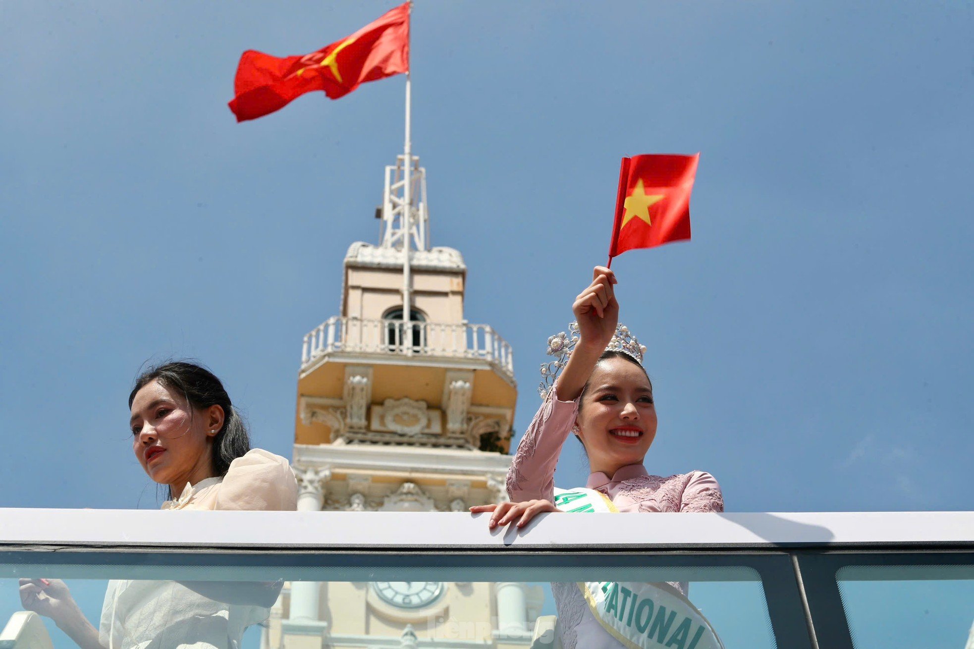 Le public a entouré la voiture de parade de Mlle Thanh Thuy, photo 3